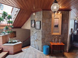 Foto 7 de ESPACIOSA CASA de 5 Dormitorios EN VENTA ubicada a pocos pasos de la Av de las Américas y Puertas del Sol