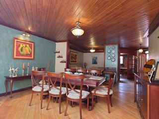 Foto 8 de ESPACIOSA CASA de 5 Dormitorios EN VENTA ubicada a pocos pasos de la Av de las Américas y Puertas del Sol