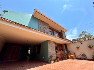 Foto 1 de ESPACIOSA CASA de 5 Dormitorios EN VENTA ubicada a pocos pasos de la Av de las Américas y Puertas del Sol