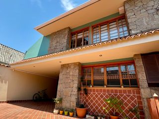 Foto 2 de ESPACIOSA CASA de 5 Dormitorios EN VENTA ubicada a pocos pasos de la Av de las Américas y Puertas del Sol