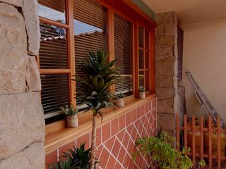 Foto 3 de ESPACIOSA CASA de 5 Dormitorios EN VENTA ubicada a pocos pasos de la Av de las Américas y Puertas del Sol