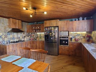Foto 5 de ESPACIOSA CASA de 5 Dormitorios EN VENTA ubicada a pocos pasos de la Av de las Américas y Puertas del Sol