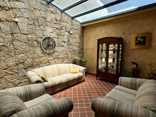 Foto 10 de ESPACIOSA CASA de 5 Dormitorios EN VENTA ubicada a pocos pasos de la Av de las Américas y Puertas del Sol