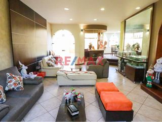 Foto 4 de Casa De 4 Pisos En San Borja Con Minidepartamento