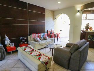 Foto 5 de Casa De 4 Pisos En San Borja Con Minidepartamento
