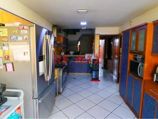 Foto 11 de Casa De 4 Pisos En San Borja Con Minidepartamento