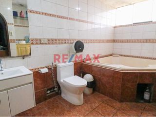 Foto 14 de Casa De 4 Pisos En San Borja Con Minidepartamento