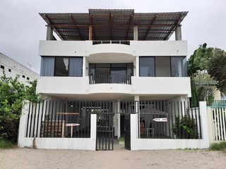 Foto 1 de SE VENDE CASA DE 3 DEPARMENTOS,  FRENTE A LA PLAYA ATACAMES – ESMERLDAS - ECUADOR