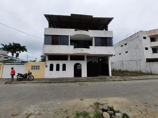 Foto 2 de SE VENDE CASA DE 3 DEPARMENTOS,  FRENTE A LA PLAYA ATACAMES – ESMERLDAS - ECUADOR