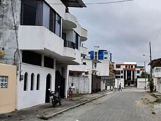 Foto 4 de SE VENDE CASA DE 3 DEPARMENTOS,  FRENTE A LA PLAYA ATACAMES – ESMERLDAS - ECUADOR