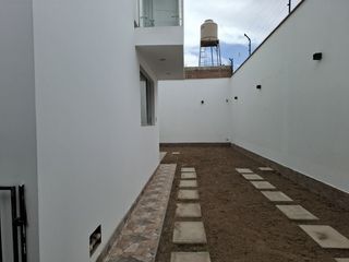 Foto 2 de HERMOSA CASA EN VENTA EN RESIDENCIAL LAS VIÑAS DE POCOLLAY- TACNA
