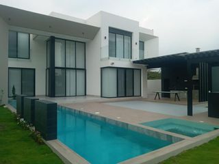 Foto 1 de Isla Mocoli, Renta de hermosa casa 4 dormitorios con piscina al pie del Lago