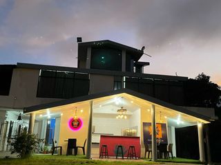 Foto 9 de Vendo  Hostería en el Tena 4.380m2 de Terreno de Construcción 1472.54m2 y en obra gris 195m2 16 años de construcción