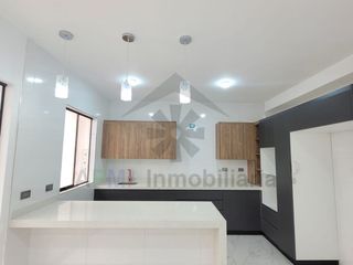 Foto 3 de VENTA DE CASA MODERNA EN URBANIZACIÓN LOS SAUCES Y FRENTE A PARQUE