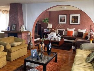 Foto 2 de VENDO AMPLIA CASA DOS PISOS EN CONJUNTO EXCELENTE UBICACION  6 DE DICIEMBRE Y EL INCA