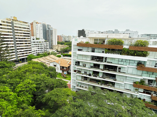 Foto 1 de Amplio flat de 5 dormitorios, cerca al Country Club de San Isidro, Vivanda de Dos de Mayo y los mejores restaurantes.