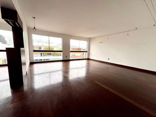 Foto 4 de Amplio flat de 5 dormitorios, cerca al Country Club de San Isidro, Vivanda de Dos de Mayo y los mejores restaurantes.