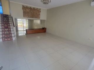 Foto 1 de VENDO CASA DE 2 PLANTAS EN URDESA CENTRAL