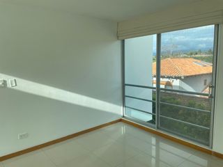 Foto 16 de Tumbaco, sector Hilacril,Casa en Renta No Adosada con amplio jardin independiente