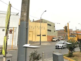 Foto 3 de SE VENDE LOCAL INDUSTRIAL  - AV. ARGENTINA - LIMA