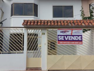 Foto 1 de De Oportunidad En Machala En la Urbanización Las Crucitas Se Vende Casa Independiente