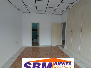 Foto 10 de De Oportunidad En Machala En la Urbanización Las Crucitas Se Vende Casa Independiente