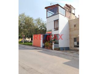 Foto 1 de Venta De Casa De Dos Pisos Mas Azotea En Villa Club 2
