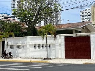 Foto 2 de Chipipe - Salinas, amplia propiedad de inversión con terreno de 625 m2 (6727,44 sq ft) y a 3 cuadras del mar