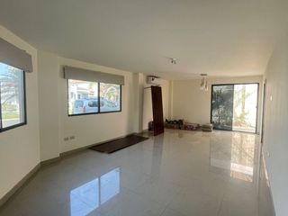 Foto 3 de En alquiler amplia casa esquinera en Ciudad Celeste