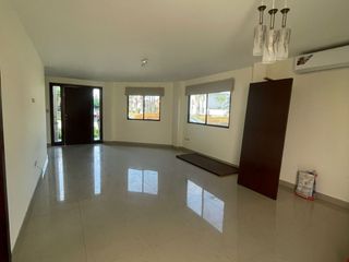 Foto 4 de En alquiler amplia casa esquinera en Ciudad Celeste