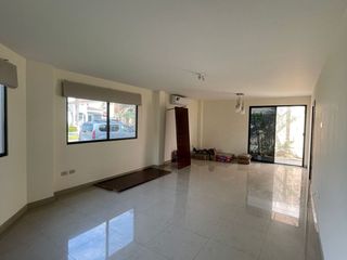 Foto 23 de En alquiler amplia casa esquinera en Ciudad Celeste