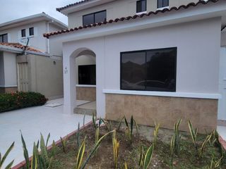 Foto 1 de En alquiler casa remodelada de 4 dormitorios en Ciudad Celeste, Samborondon