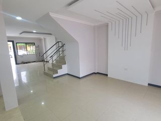 Foto 3 de En alquiler casa remodelada de 4 dormitorios en Ciudad Celeste, Samborondon