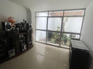 Foto 7 de VENDO CASA MUY BIEN UBICADA DE 7 DORMITORIOS
