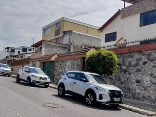 Foto 1 de Venta de casa con 3 departamentos y 4 parqueaderos sector Colegio Einstein