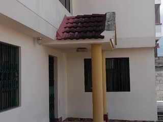 Foto 2 de Venta de casa con 3 departamentos y 4 parqueaderos sector Colegio Einstein