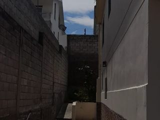 Foto 4 de Venta de casa con 3 departamentos y 4 parqueaderos sector Colegio Einstein