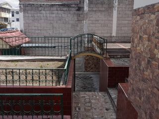 Foto 5 de Venta de casa con 3 departamentos y 4 parqueaderos sector Colegio Einstein