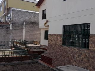 Foto 7 de Venta de casa con 3 departamentos y 4 parqueaderos sector Colegio Einstein