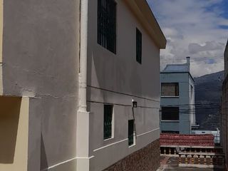 Foto 12 de Venta de casa con 3 departamentos y 4 parqueaderos sector Colegio Einstein