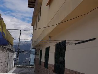 Foto 13 de Venta de casa con 3 departamentos y 4 parqueaderos sector Colegio Einstein