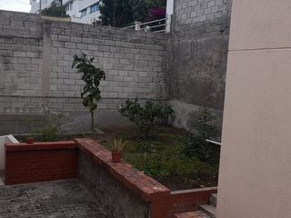 Foto 17 de Venta de casa con 3 departamentos y 4 parqueaderos sector Colegio Einstein