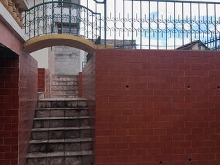 Foto 29 de Venta de casa con 3 departamentos y 4 parqueaderos sector Colegio Einstein
