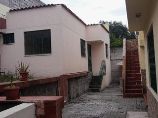 Foto 30 de Venta de casa con 3 departamentos y 4 parqueaderos sector Colegio Einstein
