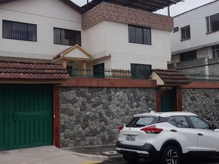 Foto 31 de Venta de casa con 3 departamentos y 4 parqueaderos sector Colegio Einstein