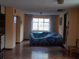 Foto 42 de Venta de casa con 3 departamentos y 4 parqueaderos sector Colegio Einstein