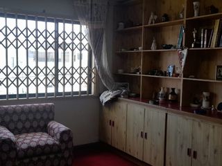 Foto 47 de Venta de casa con 3 departamentos y 4 parqueaderos sector Colegio Einstein