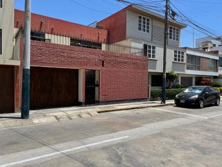 Foto 2 de VENDO CASA COMO TERRENO Y/O REMODELACIÓN TOTAL. FRENTE A PARQUE