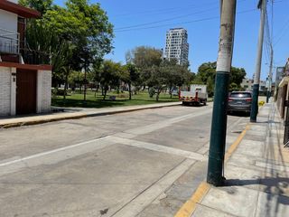 Foto 4 de VENDO CASA COMO TERRENO Y/O REMODELACIÓN TOTAL. FRENTE A PARQUE
