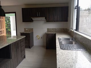 Foto 2 de ARRIENDO CASA CUMBAYA